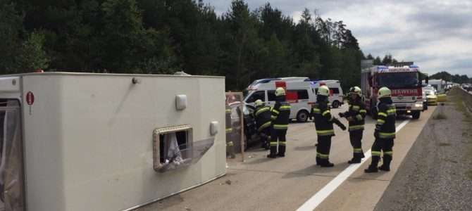 Wohnwagen überschlug sich auf der A10
