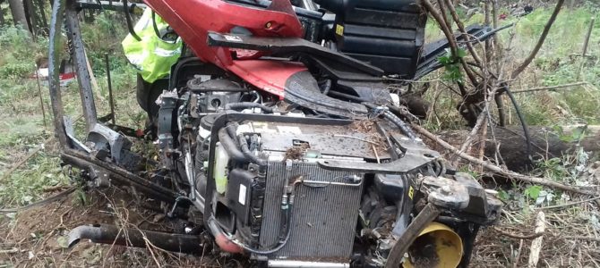 Traktor stürzte in Waldstück ab