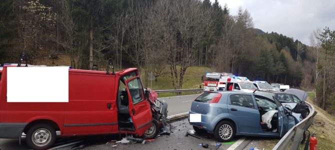 Schwerer Verkehrsunfall auf der B 100 bei Kellerberg