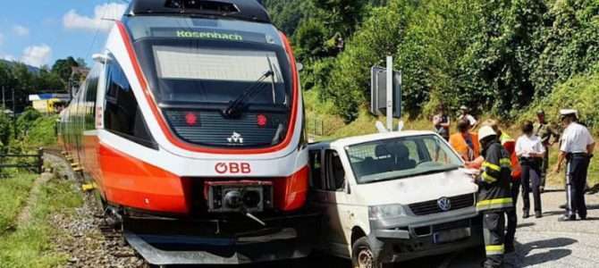 KLEIN LKW gegen ZUG