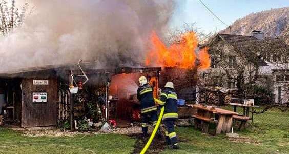 Brand einer Gartenhütte in Treffen Brand einer Gartenhütte in Treffen