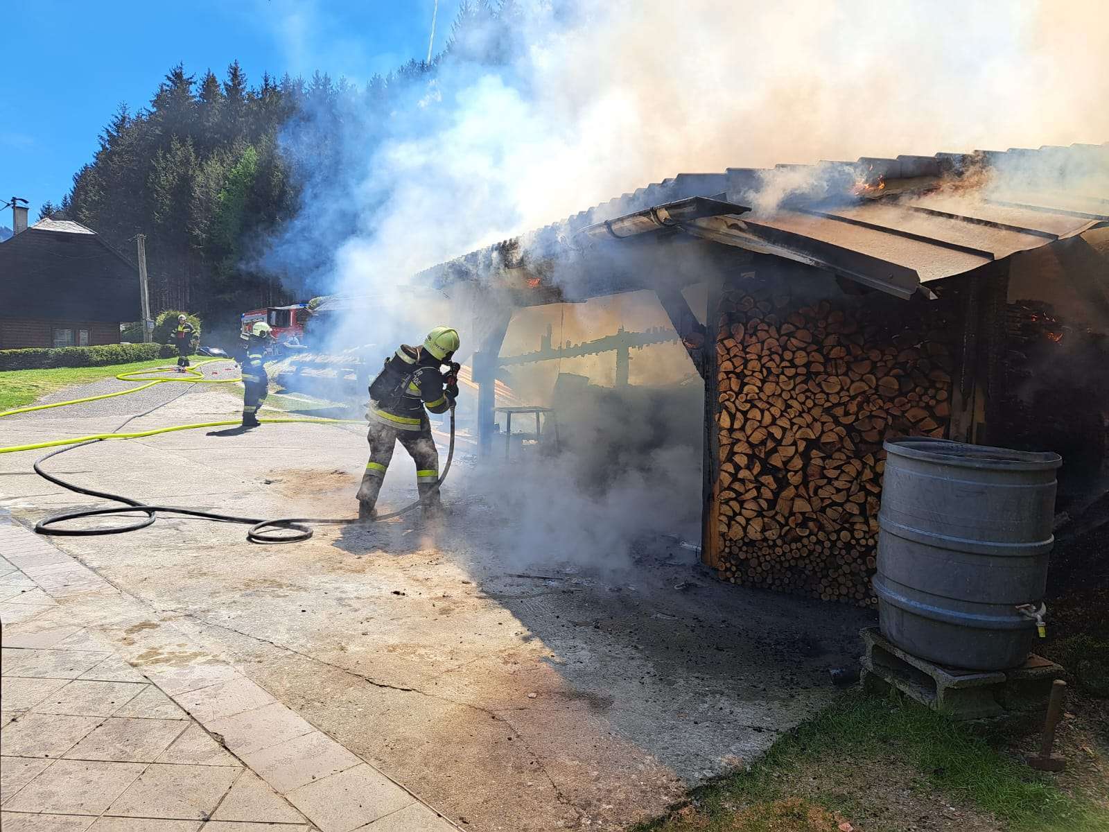 Gefährlicher Carport-Brand