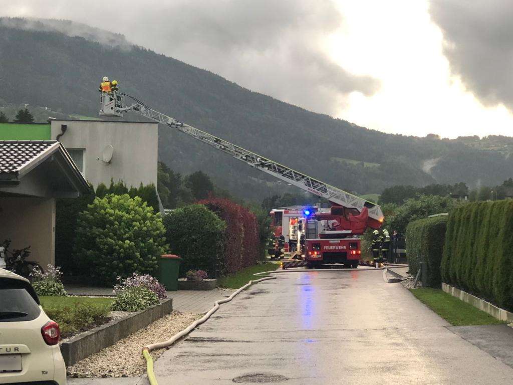 B4, Brand nach Blitzeinschlag Wohnhaus