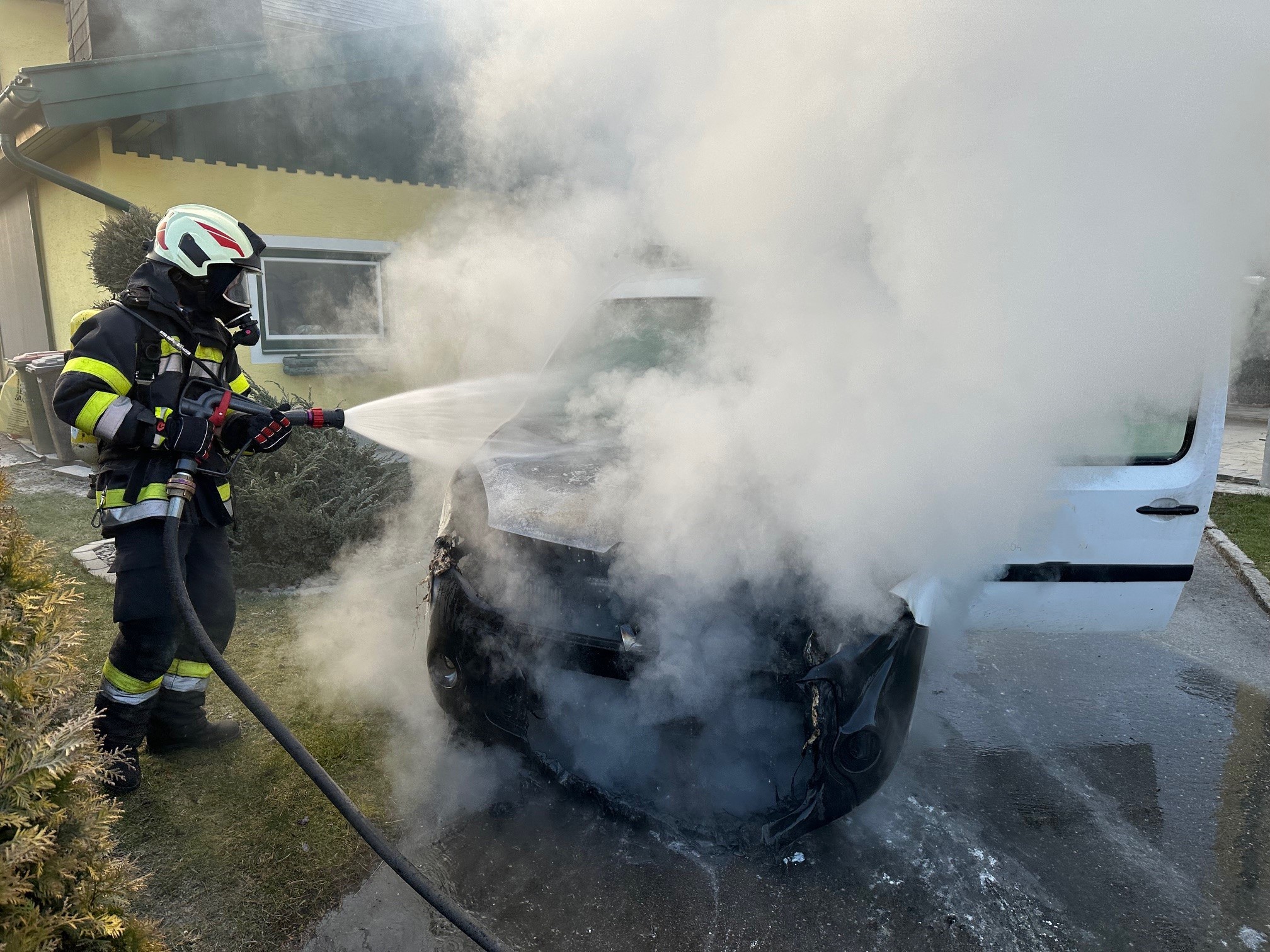Fürnitz: Rasches Handeln bei Fahrzeugbrand verhinderte Schlimmeres