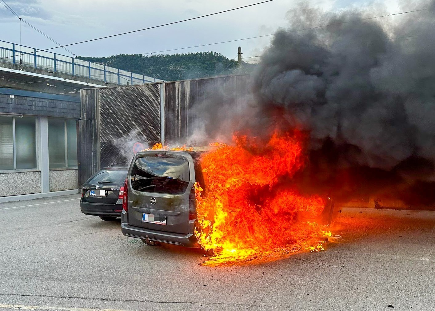 Fürnitz: PKW vor Bahnhof in Vollbrand Fürnitz: PKW vor Bahnhof in Vollbrand