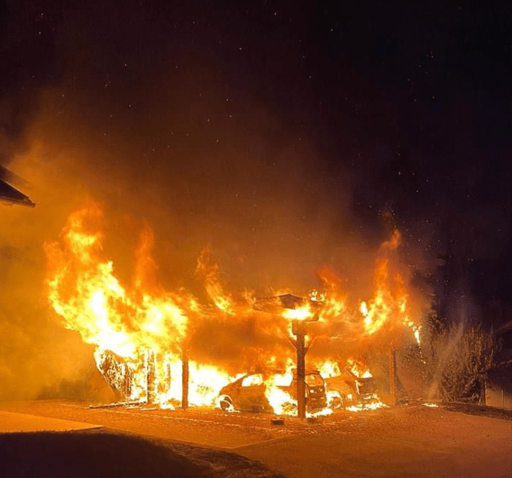 Brandeinsatz – Carport und Autos in Vollbrand Brandeinsatz – Carport und Autos in Vollbrand