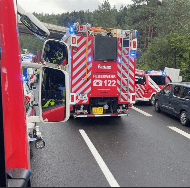 Schwerer Verkehrsunfall und Brandeinsatz Schwerer Verkehrsunfall und Brandeinsatz