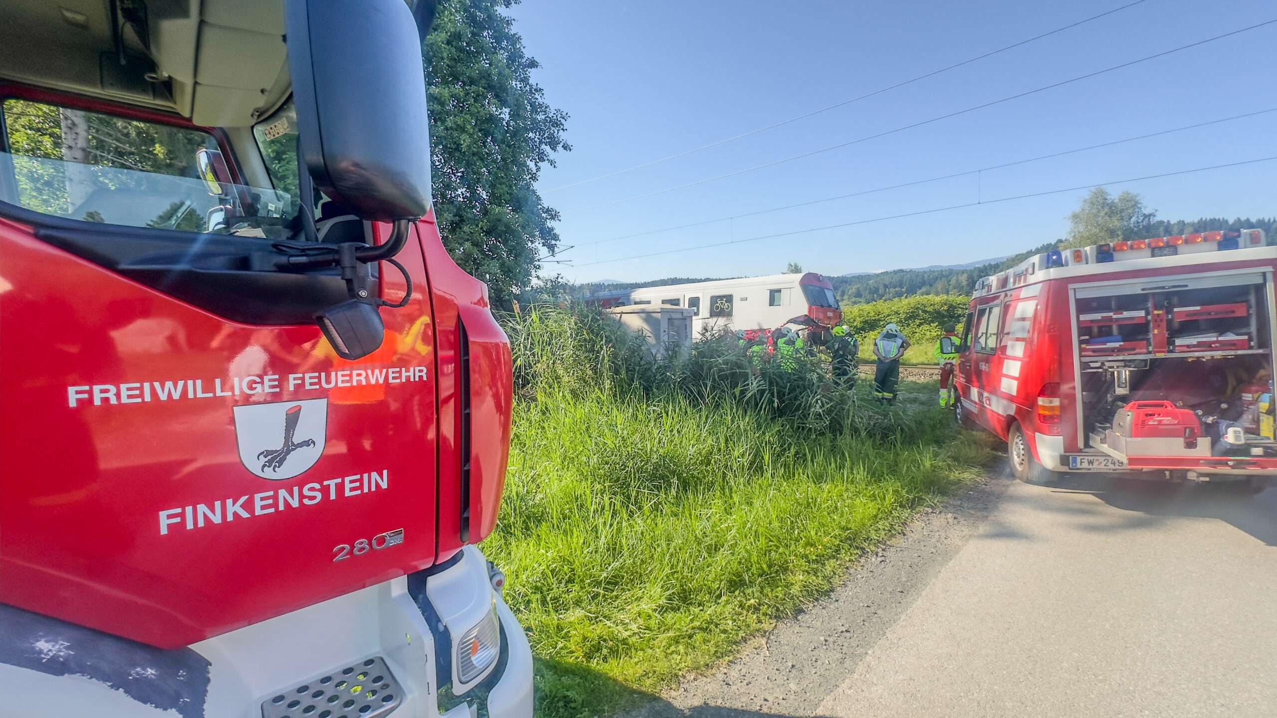 Zugunglück in Finkenstein: PKW auf Bahnübergang – keine Verletzten