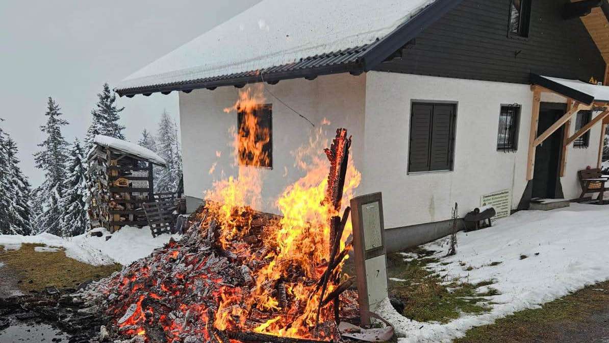 Brand einer Holzhütte auf der Gerlitzen
