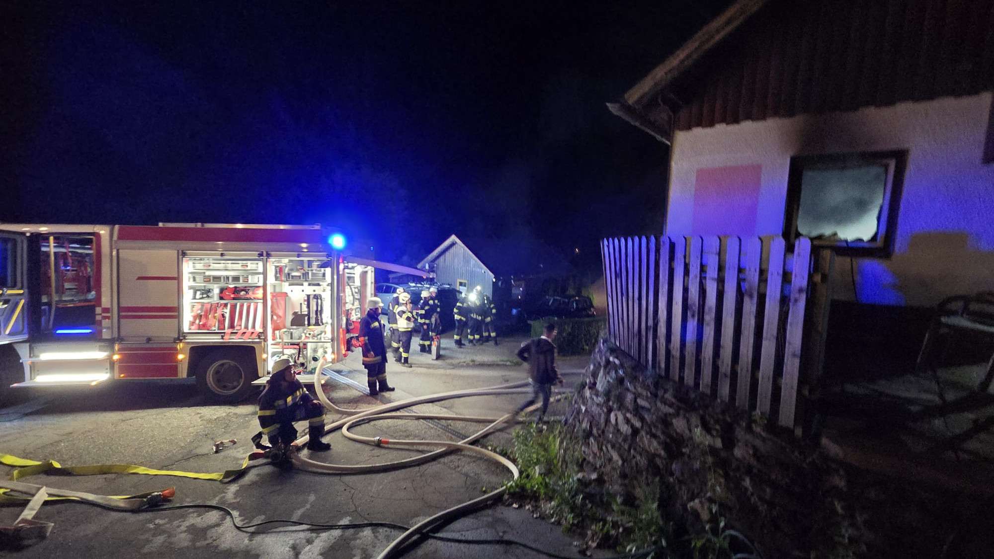 Zwei Brandeinsätze in einer Nacht in Feld am See forderten die Feuerwehren im Gegendtal