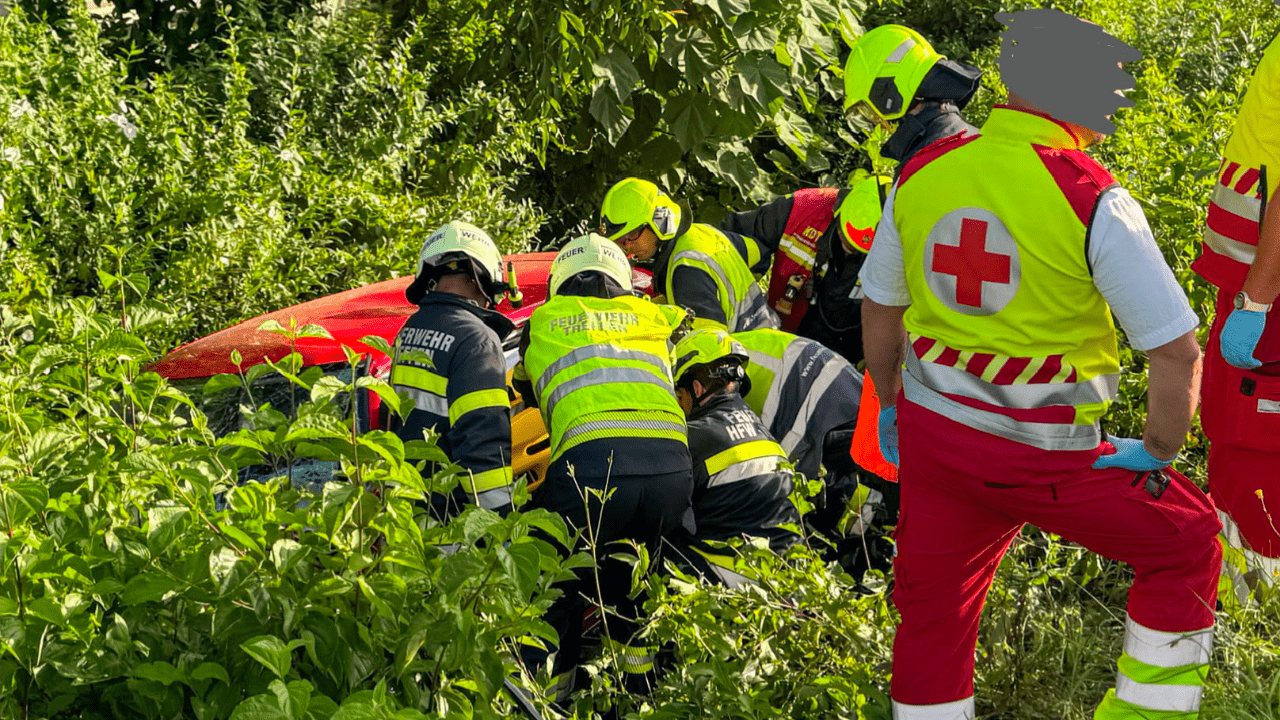 Verkehrsunfall auf der B94 bei Treffen – Lenkerin nach Kollision mit LKW aus Fahrzeug gerettet