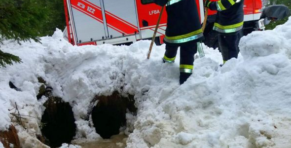 Einsatzreichertag nach Schnee und Regen