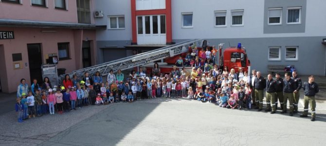 Kindergarten besucht die Feuerwehr