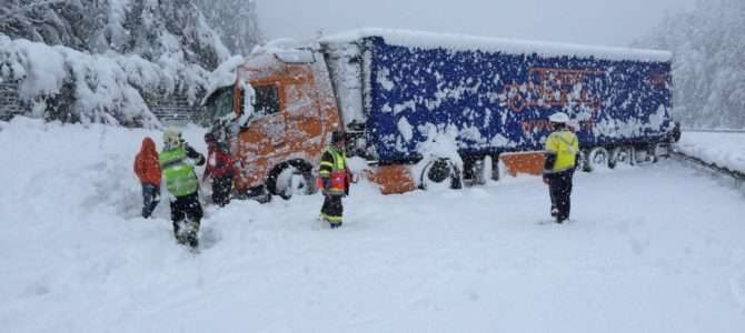Wintereinbruch sorgte für zahlreiche Einsätze im Bezirk