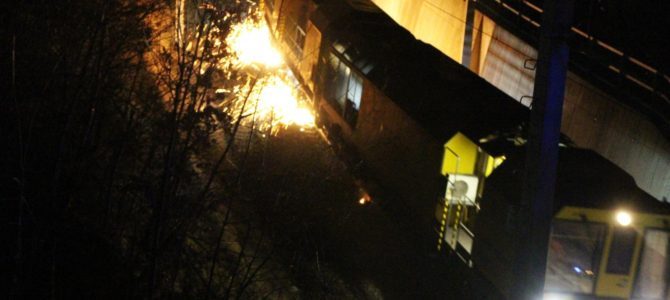 Böschungsbrand durch Schleifarbeiten ausgelöst