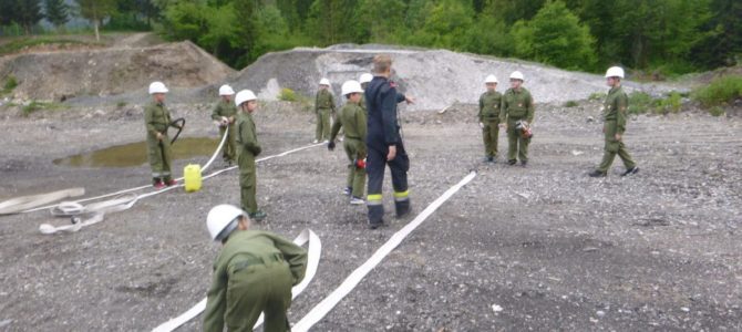 Schaumübung der Feuerwehrjugend Arnoldstein Schaumübung der Feuerwehrjugend Arnoldstein