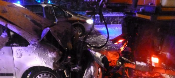 PKW gegen Räumfahrzeug