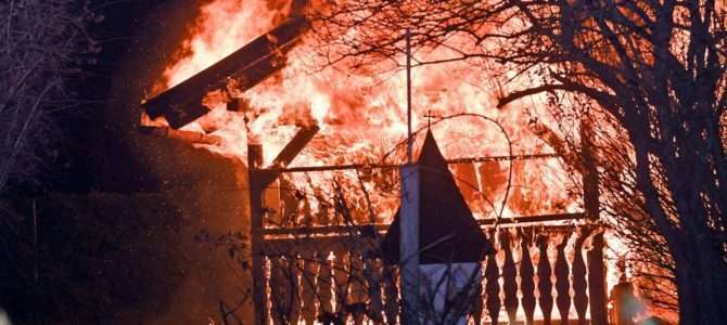 Gartenhütte stand in Augsdorf in Vollbrand