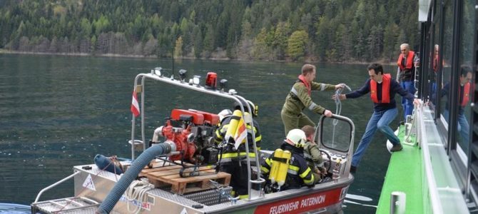 Gemeinsame Übung der Feuerwehr und der Wasserrettung Stockenboi